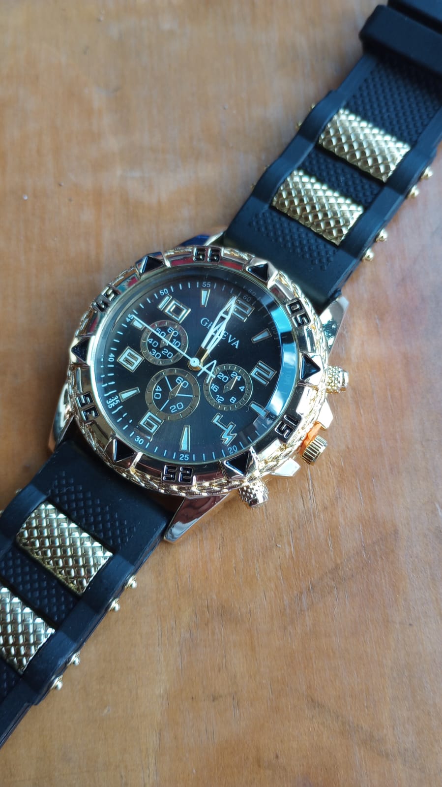 Reloj Geneva de Hombre,cronografo con caja en tono dorado y corea negra o azul en silicona